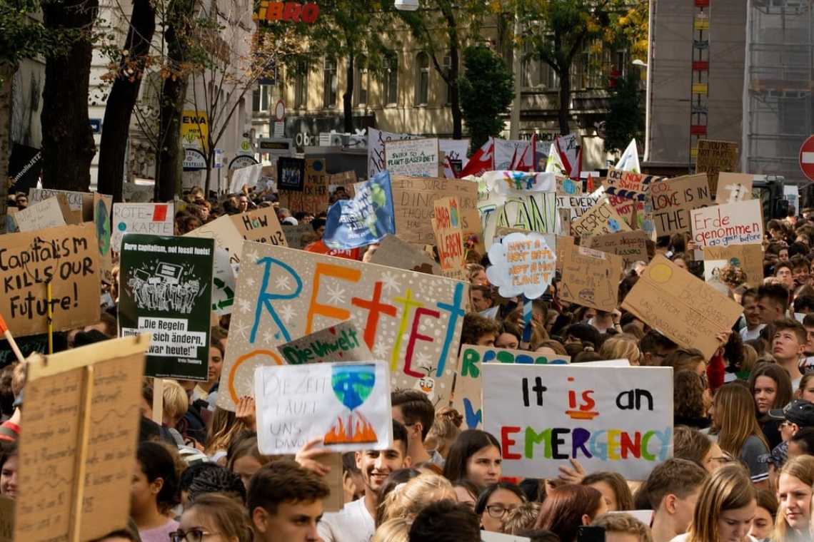 BOOM Franța: Proteste &icirc;n masă iar francezii blochează totul &icirc;mpotriva reformei pensiilor!