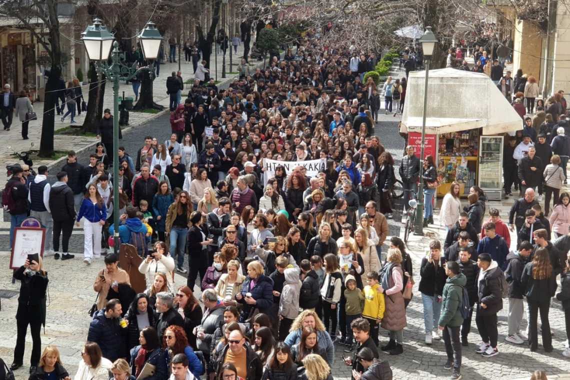 Greve, demonstrații și confruntări: Grecia fierbe după accidentul de tren