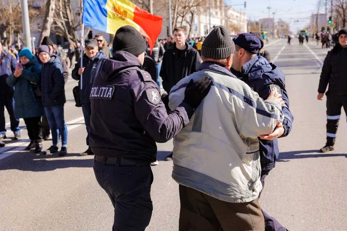 Proteste &icirc;n Moldova &icirc;mpotriva guvernului: zeci de arestări