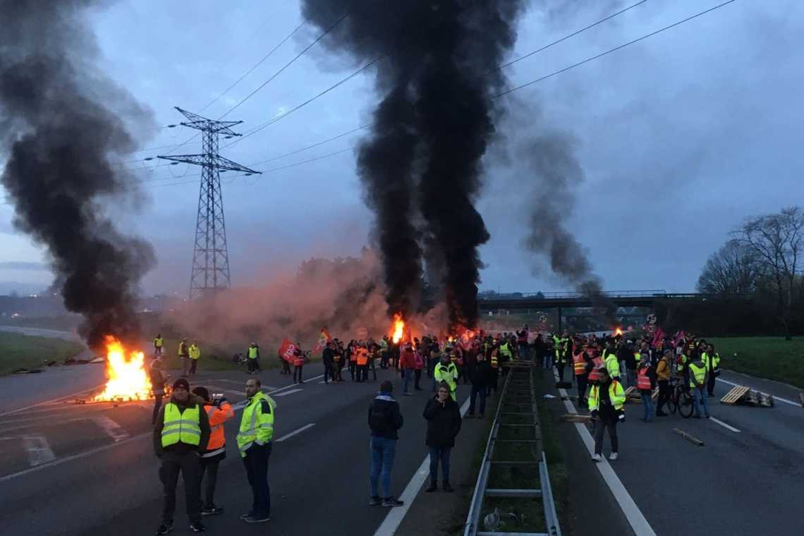 Franța &icirc;n revoltă &icirc;mpotriva reformei pensiilor: poliția a bătut și arestat manifestanții