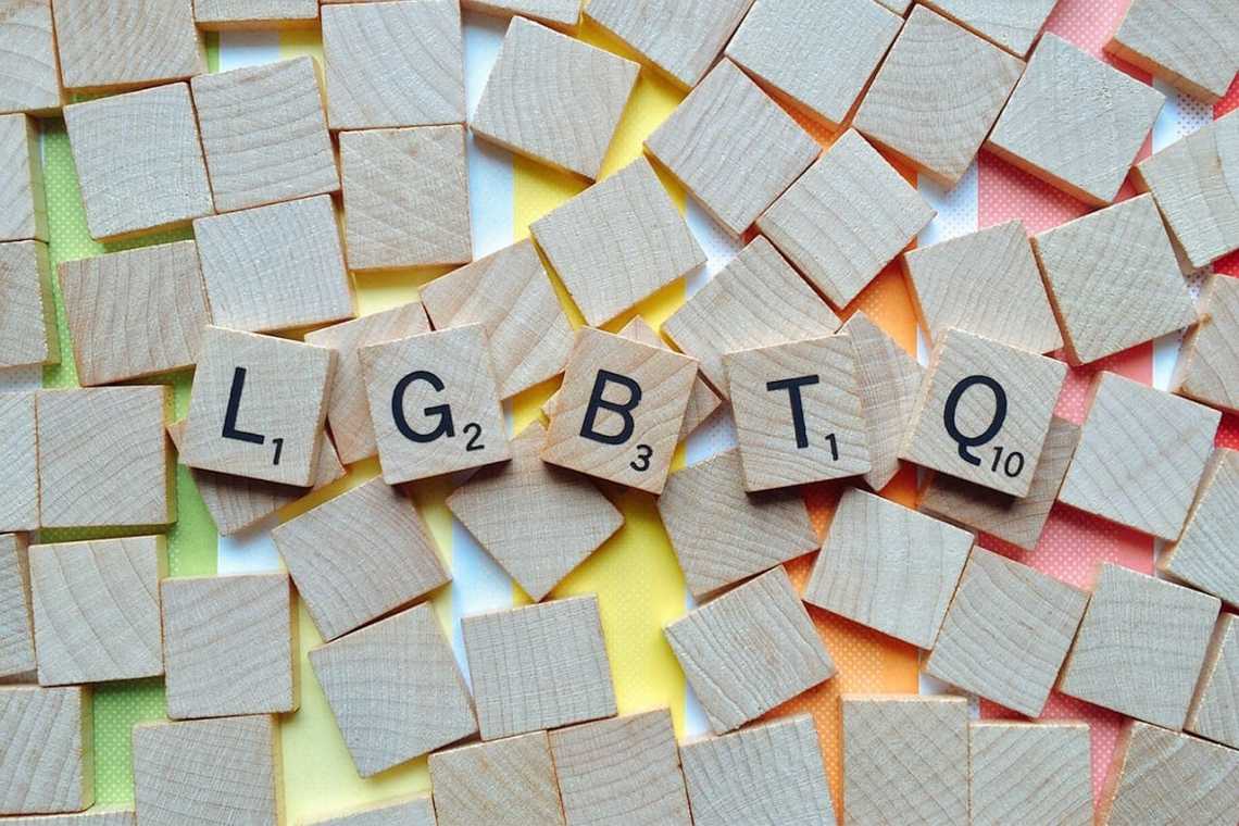 IMPORTANT: UE condamnă Roma pentru că nu permit adopțiile pentru cuplurile gay!