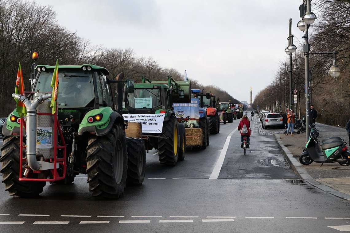 Ucraina vinde cerealele &icirc;n Rom&acirc;nia &icirc;n timp ce fermierilor rom&acirc;ni li se acordă 1 euro la hectar!