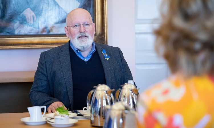 Frans-Timmermans_medium Politică
