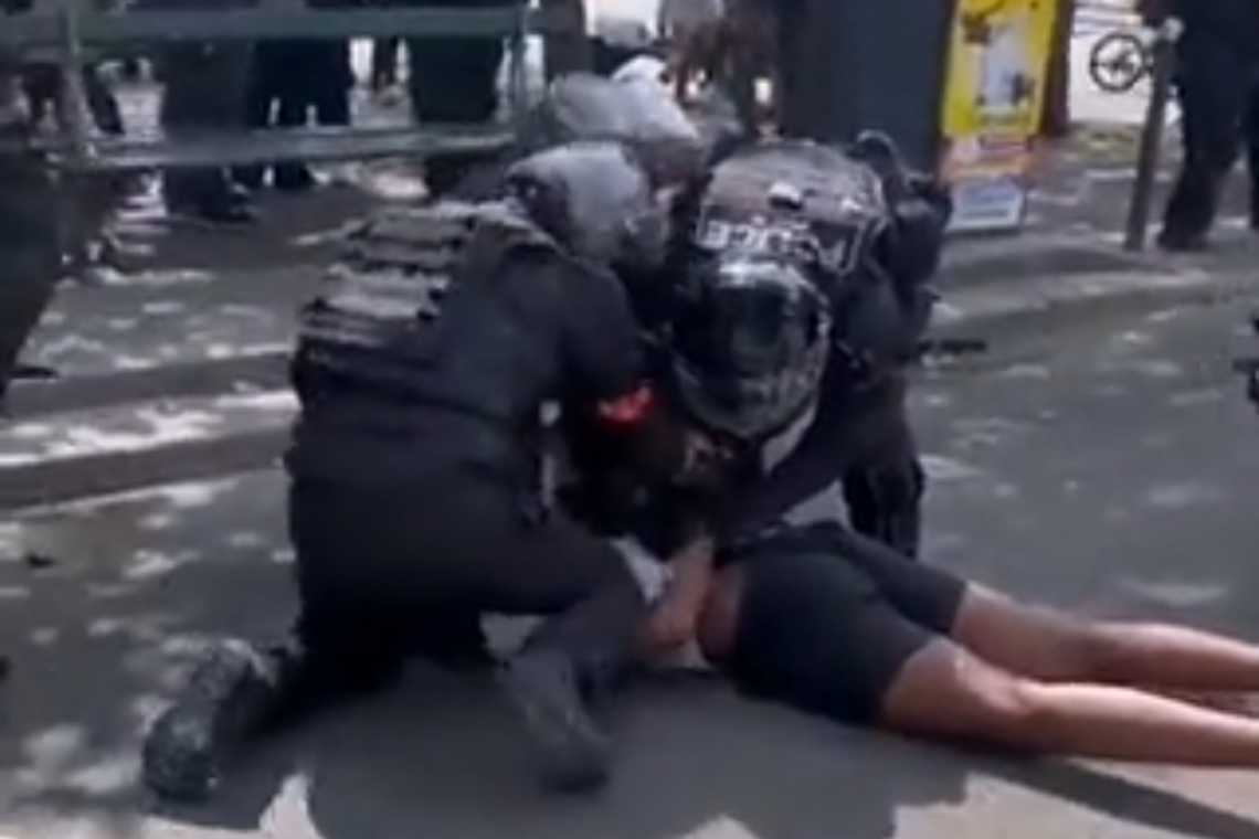 PARIS: poliția atacă manifestanții la o demonstrație pașnică &icirc;mpotriva represiunii!