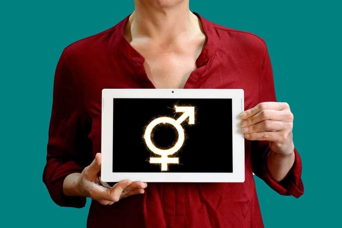 NEBUNIE ITALIA: Judecătorii transformă un bărbat &icirc;ntr-o femeie fără schimbare de sex!